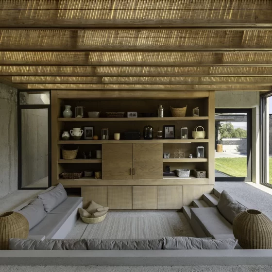 casa-en-mexico-con-techos-de-madera-salon-con-sofas-de-obra_27177e19_1600x1067